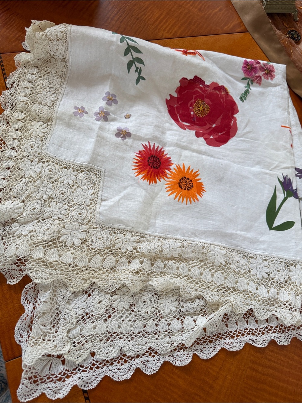 Vintage White Floral Crochet-Trim Tablecloth with Red/Orange flowers 40x40